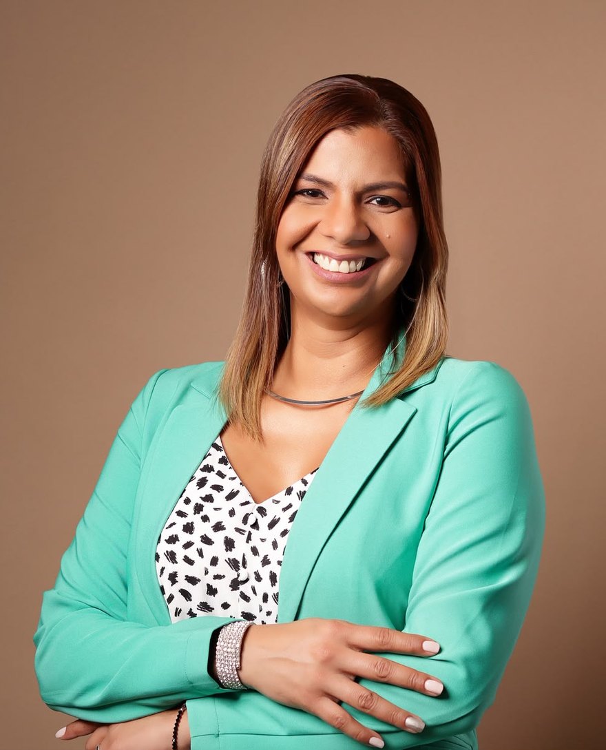 Retrato de Carmen Núñez con blazer verde